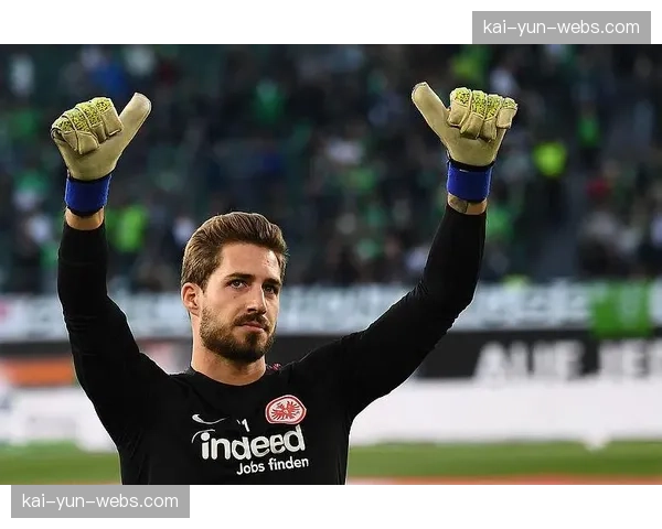 特写：巴黎门将神扑后撞柱，血流满面坚持比赛