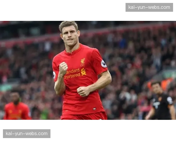 特写：38岁的米尔纳在替补席上为年轻队友激情呐喊