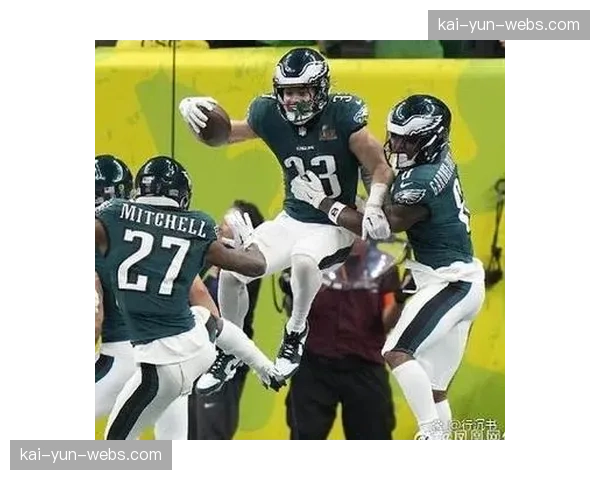 特写镜头：在超级碗冠军游行庆典上，酋长队四分卫马霍姆斯与球迷互动